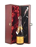 Veuve Clicquot Brut Champagne 1959 (1/2 bottle) in einer mit Seide ausgestatetten Geschenkbox, da zu 4 Weinaccessoires, 1 x 375ml