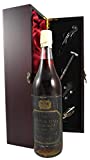 Grand Fine Champagne Vintage Cognac 1925 (70cls) Wine Society Bottling in einer mit Seide ausgestatetten Geschenkbox, da zu 4 Weinaccessoires, 1 x 700ml